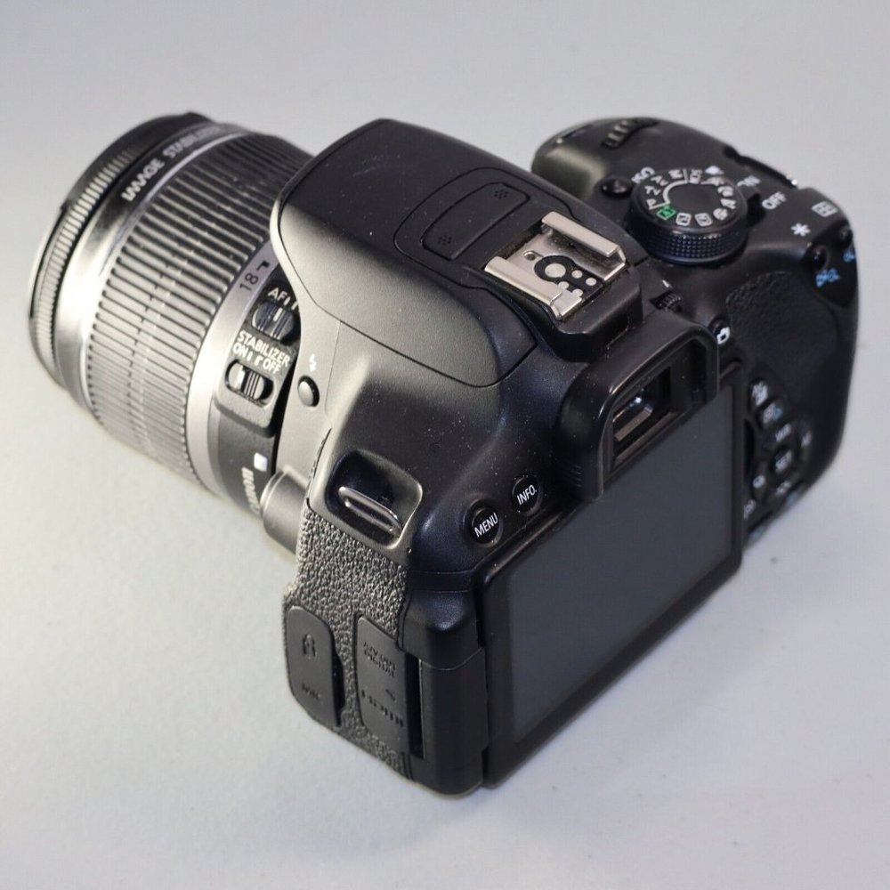 Canon EOS Rebel 700D / T5i EF-S 18-55 IS Lens DSLR Camera Kit *TESTED* W 2gb SD